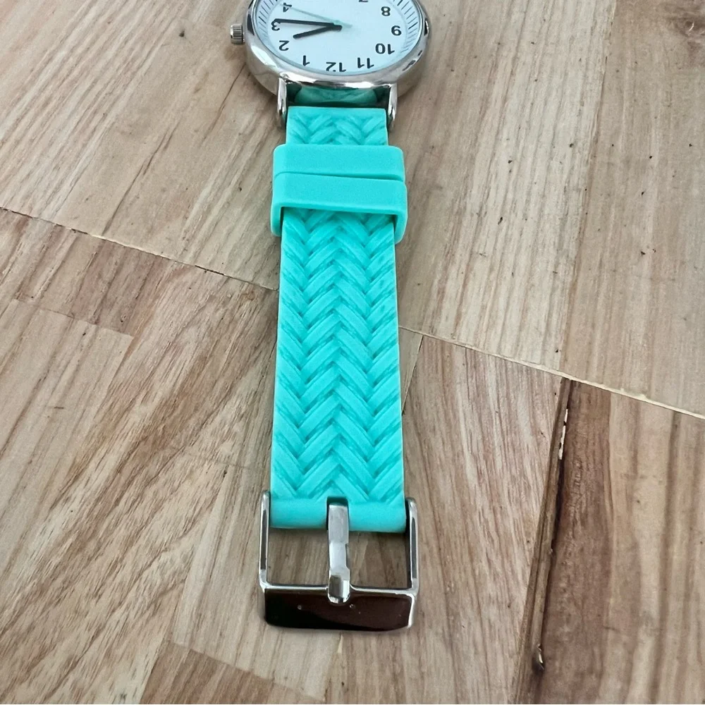 Unbranded ladies stainless steel silicone strap fashion watch NEW BATTERY